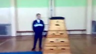 Skok przez skrzynię na ryj