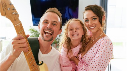 The Dziemians - Chodź, Pomaluj Mój Świat

FB: https://linktr.ee/thedziemians
IG: https://linktr.ee/thedziemians

#2plus1 #TheDziemians #chodzpomalujmojswiat

Autorem tekstu piosenki Chodź, pomaluj mój świat jest Marek Dutkiewicz, a muzykę skomponował Janusz Kruk. Utwór został wykonany przez zespół 2 Plus 1 i stał się jednym z ich największych przebojów po premierze w 1971 roku.

Wokale: The dziemians
Aranżacja, mix i mastering: Dziemian


Booking | Koncerty | Współpraca
 kontakt@dziemian.pl 


The Dziemians, chodź pomaluj mój świat, maj, a ty bądź, ballada, lato, kochaj mnei tak, to właśnie miłość, na zawsze, shallow, poprowadź mnie, sanah, było minęło, szampan, marcepan, chodź pomaluj mój świat, dwa plus jeden, remix, 2+1