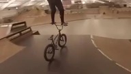 Efektowny trick na BMX`ie
