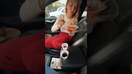 Romantyczna kolacja przed dojazdem do Paryża w Tesli #tesla #danielgrzyb