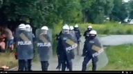 Dzieci twarzą do muru z rękmi do g&oacute;ry Zamieszki ws śp Bartka Lubin 8 08 21r