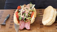 Wiejski ,,HOT DOG z grillowaną kiełbasą i domową bułką / Oddaszfartucha