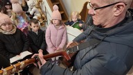 Kolęda Pójdźmy wszyscy do stajenki w wykonaniu scholi Aniołki z Markuszowa.  29 grudnia 2024 r.