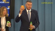 Przemysław Wipler z licealistami protestującymi przeciwko ustawie, która zamyka sklepiki w szkołach