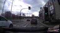 Jazda pod prąd prosto w radiowóz policyjny
