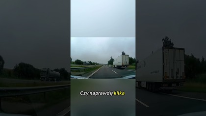 Szokujące wyprzedzanie poboczem.  Zobacz to nagranie #wypadek #polskiedrogi #kierowca