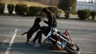 Kobieta na motocyklu - WYMIATA!