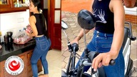 Azjatka na motocyklu.  Polacy w Kambodży
