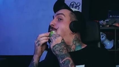 Kiszak ćwiczy gardło