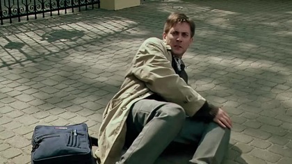 Bezlitosny w swoich recenzjach krytyk filmowy ma napisać scenariusz dla powiązanego z mafią bogatego biznesmena.