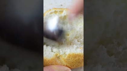 SUBSKRYBUJ https://www.youtube.com/user/SmakowiteDania i bądź na bieżąco!

Bułeczki zapiekane z pieczarkami i wędliną to dobry sposób na smaczny i ciepły posiłek który zachwyci nie jedno podniebienie. Przygotowuje się je bardzo szybko i rzecz jasna błyskawicznie znikają ze stołu. Posypane startym żółtym serem prostu rozpływają się w ustach. 

składniki na 6 sztuk

6 małych bułeczek

300 g pieczarek

2 cebule

150 g pieczonej wędliny

1 jako

150 g startego żółtego sera

kilka gałązek natki pietruszki

olej do smażenia

czarny pieprz

sól


Po więcej pysznych przepisów zapraszam na stronę:
http://smakowitedania.com/

Sprawdź inne moje przepisy na pyszne przekąski:
https://www.youtube.com/playlist?listPLpKM13jxacYPVr1ml20IAIdzziwiGyHiU