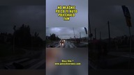Golf kończy jazdę na poboczu i taranuje znak  #dashcam #wypadek #droga #shorts #kierowcy