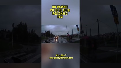 Golf kończy jazdę na poboczu i taranuje znak  #dashcam #wypadek #droga #shorts #kierowcy