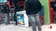 Policjant po cywilnemu oddaje strzał bez żadnych skrupuł&oacute;w