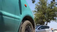 Szybka wymiana klocków hamulcowych na parkingu w albańskim miasteczku