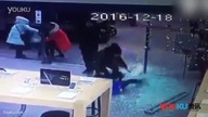 Dziecko kontra szklane drzwi