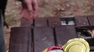 Otwieramy śledzia i od razu czuć ten intensywny zapach!