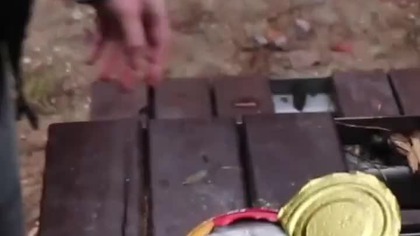 Otwieramy śledzia i od razu czuć ten intensywny zapach!