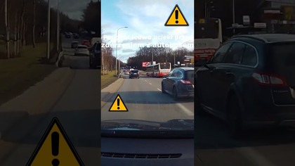 Peugeot ledwo uciekł przed zderzeniem z autobusem #shorts #rikordwidjo