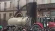 Strajk farmer&oacute;w z użyciem szamba w Paryżu