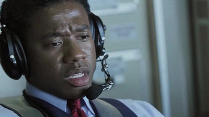 rodukcja: USA
Gatunek: Akcja, Thriller
Premiera: 4 kwietnia 2017 (świat)
Reżyseria: Ron Thornton
Scenariusz: Scotty Mullen


Rutynowy lot pasażerski zmienia się w dramatyczną walkę o przetrwanie, gdy na jaw wychodzi, że na pokładzie samolotu znajduje się bomba. Ładunek wybuchnie, jeżeli maszyna zejdzie poniżej określonej wysokości, co uniemożliwia awaryjne lądowanie. W samolocie nie ma spadochron&oacute;w, więc pasażerowie muszą za wszelką cenę utrzymać się w powietrzu. Za wszelką cenę pr&oacute;bują znaleźć wyjście z tej niemożliwej sytuacji, nim skończy się paliwo i maszyna runie w d&oacute;ł.


Adrian Paul .... Coleman
Dominique Swain .... Juliette
Moose Ali Khan .... Khalib
Mimi Davila .... Donna
Zach Steffey .... Benji
Jannica Olin .... Alexis
Jason Tobias .... Kurt
Joe Chambrello .... J.C.