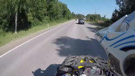 Oto jak się kończy wyprzedzanie na łuku