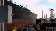 Nasza mała łupinka przy dużym tankowcu na kotwicy