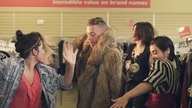 Macklemore & Ryan Lewis feat.  Wanz - Thrift Shop (Official Video)
