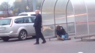 pijany bezdomny przy markecie