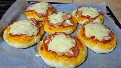 Domowe Pizzerinki  lepsze niż z pizzerii! Idealna ciepła przekąska na imprezę