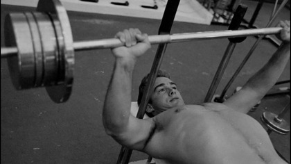 Sean Flynn 1961 W siłowni