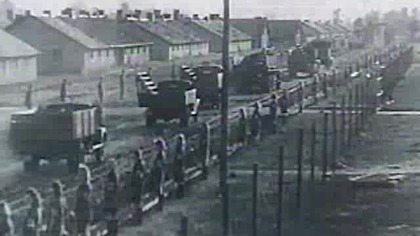 Na wp&oacute;ł dokumentalna, oparta na wspomnieniach opowieść o losach więźniarek hitlerowskiego obozu śmierci w Oświęcimiu - Birkenau. Obraz ludzkich cierpień i tragedii, ale także walki człowieka o swoją godność. Polska Żyd&oacute;wka, Marta, pełni w obozie funkcję tłumaczki, pomaga innym więźniarkom i działa w organizacji ruchu oporu. Po nieudanej pr&oacute;bie ucieczki ginie tuż przed wyzwoleniem obozu. 