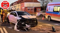 Wariat drogowy kasuje w Mercedesa AMG.  Kolizja na czerwonym świetle w Szczecinie.  STOP PIRAT