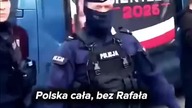 Plują tęczowemu pajacowi w twarz, a on udaje, że deszcz pada.  ...  Polska cała bez Rafała