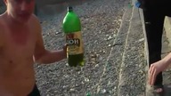 Zjadł meduze za 17 dolarów