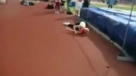 Blondynka skacze o tyczce