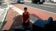 Australia: Wariat atakuje autobus