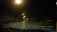 Radiowóz policji uniemożliwia wyprzedzanie