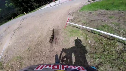 Efektowny zjazd podczas zawodów MTB