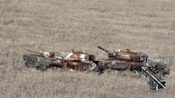 Rdzewiejące zniszczone ukraińskie pojazdy pod RABOTINO