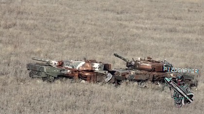 Rdzewiejące zniszczone ukraińskie pojazdy pod RABOTINO