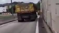 TIR pchał przed sobą samochód.  Kierowca nic nie zauważył