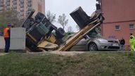 Przewrócona koparka rozwaliła forda