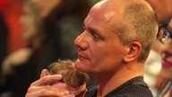 Piotr Zelt z noworodkiem na imprezie!