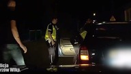 Pijany i z zakazem zatrzymany przez dzielnicowego.  Nagranie z kamerki samochodowej