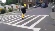 Jazda na jednym kole przez środek miasta