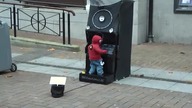 Mini DJ rozkręca impreze