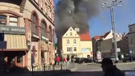 Pożar kamienicy w centrum Zielonej Góry.  Uszkodzonych kilka aut