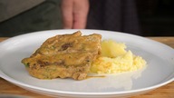 Zwykły obiad - Karkówka w sosie warzywnym z dodatkiem piwa / Oddaszfartucha