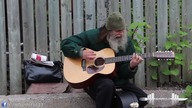 Bezdomny gra na gitarze 